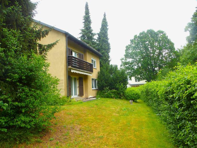 Gepflegtes Einfamilienhaus mit großem Garten – Blick vom weitläufigen Garten