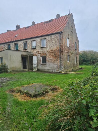 Investmentchance auf Rügen: Mehrfamilienhaus + ca. 3.087 m² Grundstück, Wasser-/Ostseenähe – Giebelseite des Hauses