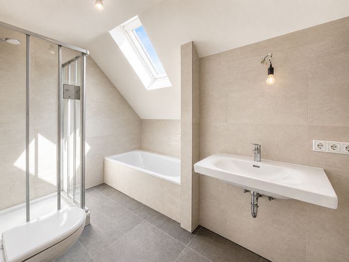 Quietly located semi-detached house with fireplace, conservatory &amp; garden idyll – Bad OG