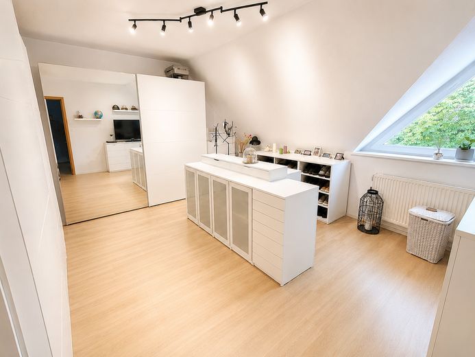 145m² Hausgefühl auf zwei Ebenen- 3 Schlafzimmer, 2 Bäder und 2 TG Stellplätze – Schlafzimmer 1 / Ankleide