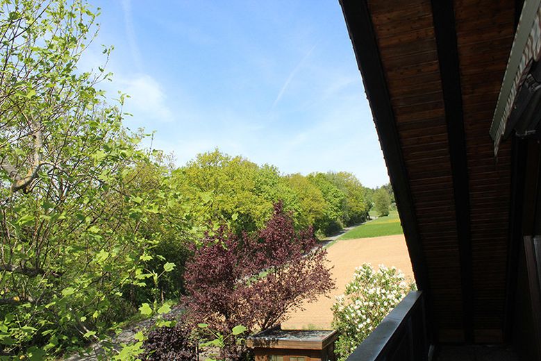 Zweifamilien-Wohnhaus in der Kleinstadt Leun im Lahn-Dill-Kreis. Der Kaufpreis ist verhandelbar. – Ausblick von Balkon 1 Nordwest