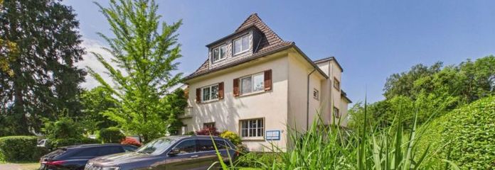 Rappresentativa casa bifamiliare con studi professionali in posizione privilegiata a Bad Honnef – direttamente presso il parco cittadino