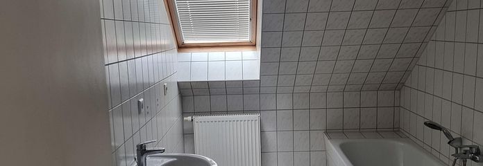 Bad mit Wanne und Dusche