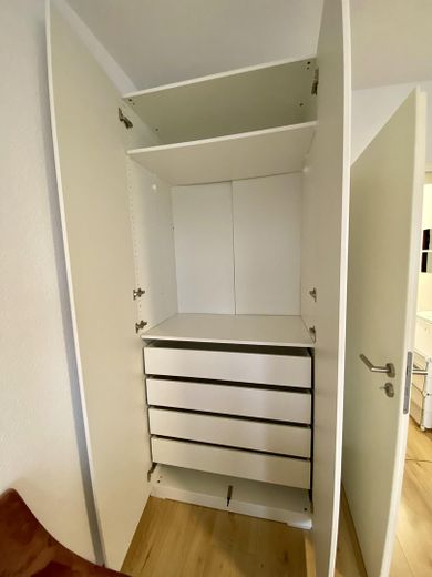 1 monolocale (arredato) in ottima posizione / incluse tutte le spese accessorie e il Wi-Fi – Kleiderschrank