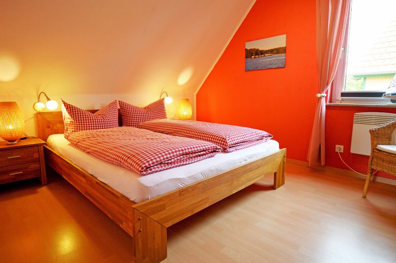 TOP-Altersvorsorge: 4-Sterne-Ferienhaus in ruhiger Lage nur 200m zum Plauer See – Queen-Doppelbett (160 x 200cm)