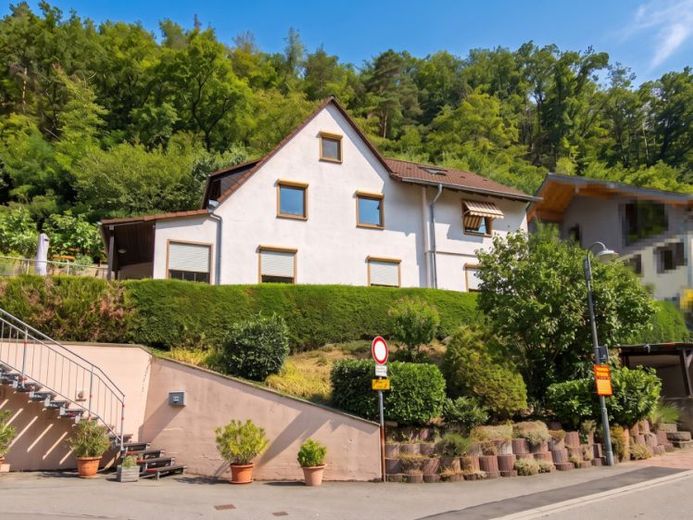 Großzügiges Zweifamilienhaus mit Garten, 2 Wohneinheiten & Carport - Perfekt für Mehrgenerationen – Foto 1