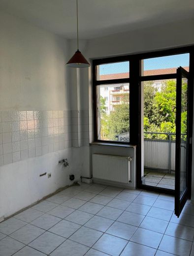 Sonnige 2-Zimmer Altbauwohnung mit Flair und viel Potential – Wohnküche mit Balkon