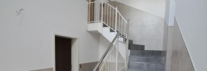Neuwertige 2 Zi. DG-Wohnung im Zentrum – Treppenhaus