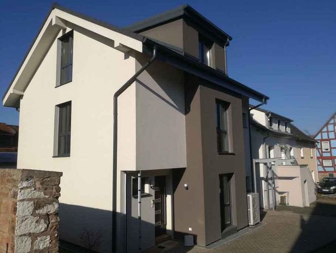 Neues Haus Erstbezug, kurze Wege gute Lage, viel Platz, m Garten, großer Innenhof; Tel. 0160.7980376 – Haustürfassade und Carport