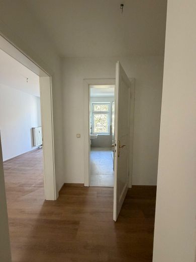 Appartement rénové dans un immeuble ancien avec balcon – calme et central à Gohlis – Flur 