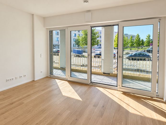 2-Zi.-Erstbezug in Pasing | Designküche mit Kochinsel | 13 m² Glasloggia – Wohnbereich - Fensterfront