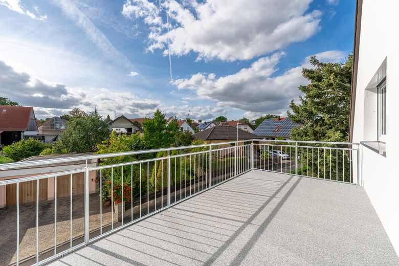 Wysokiej jakości, gruntownie odnowione mieszkanie 5-pokojowe na poddaszu z dużym balkonem i 2 miejscami parkingowymi – Blick vom großen Westbalkon