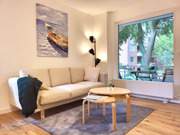 Wohnen auf Zeit: 2-Zimmer-Wohnung in Hamburg-Meiendorf – Wohnzimmer Sofaecke