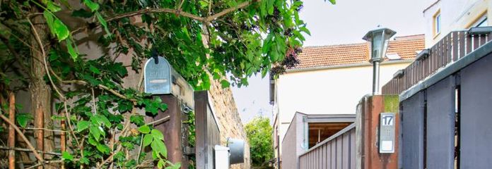 Vollständig Saniertes TINY HOUSE mit Tageslichtbad in zentraler Lage Neustadts zu erwerben