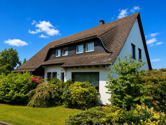 Großzügiges Einfamilienhaus mit Studio, Loggia &amp; Terrasse in Heusweiler – Seitenansicht