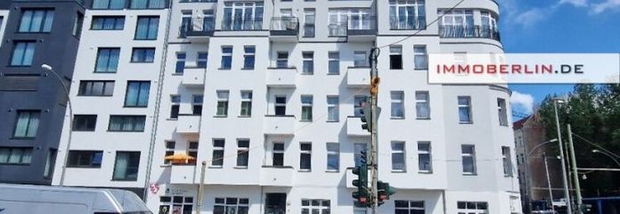 IMMOBERLIN.DE - Ersteinzug nach Sanierung: Sehr charmante Altbauwohnung mit Südbalkon & Lift