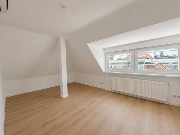 *Charmante DHH stilvoll renov. mit gr. Garten &amp; Garage* – DG Zimmer