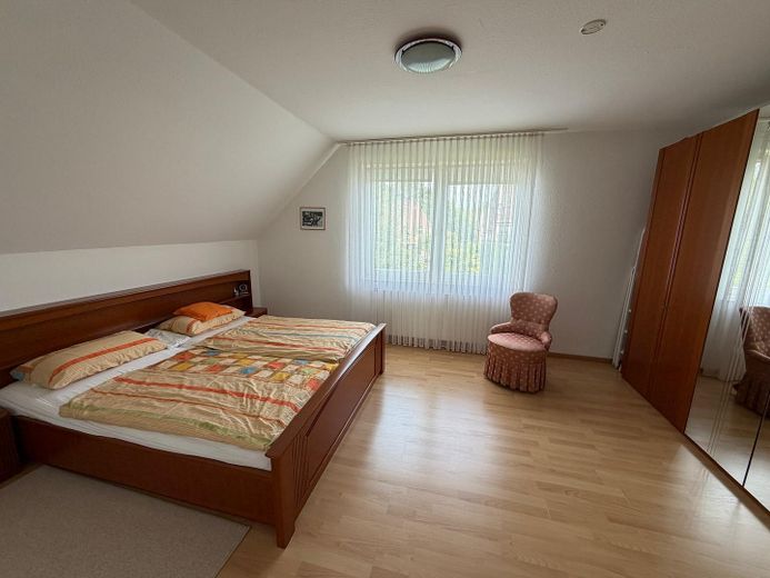 Bifamiliare ben curata con giardino privato e terrazza in ambita zona residenziale per famiglie a Sasel – Schlafzimmer