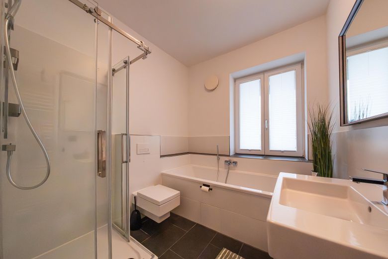 Frisch saniert & bezugsfertig I 3-Zimmer I Einbauküche I riesiger Sonnenbalkon - von privat – Bad