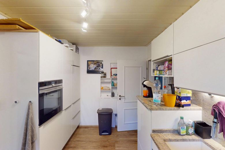 Appartamento modernizzato di 5 locali al piano terra con grande giardino, piscina e accesso diretto al garage – Küche
