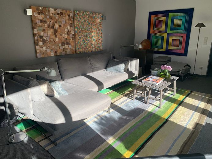 Modernisierter Winkel-Reihenbungalow mit uneinsehbaren Grundstück – Wohnzimmer