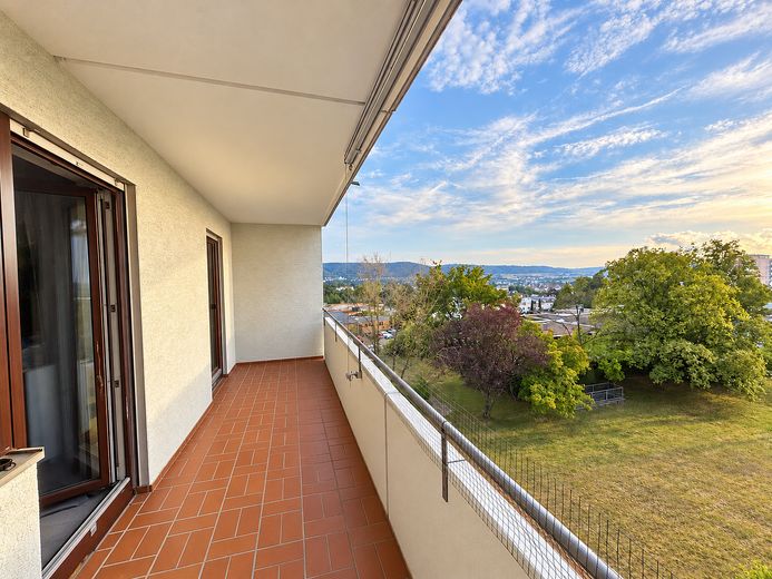 Wohnen mit Weitblick über Aalen | Modernisierte 3,5-Zimmer-Wohnung mit großem Westbalkon und Aufzug – West-Balkon