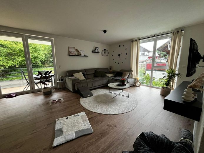 Modern & energieeffizient: 4 Zimmer mit großem Balkon und Blick ins Grüne – Foto 1