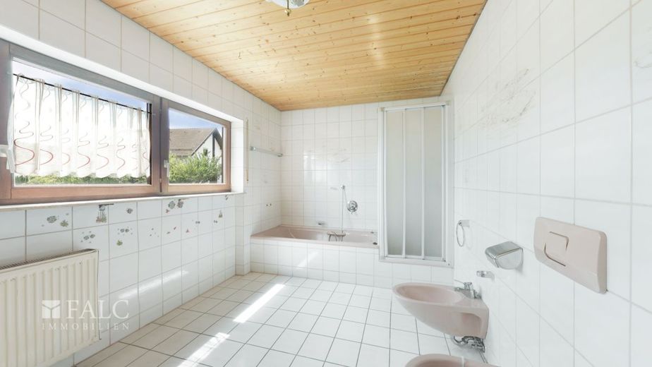 Sanierungsbedürftiges Mehrfamilienhaus in Laudenberg – Badezimmer EG