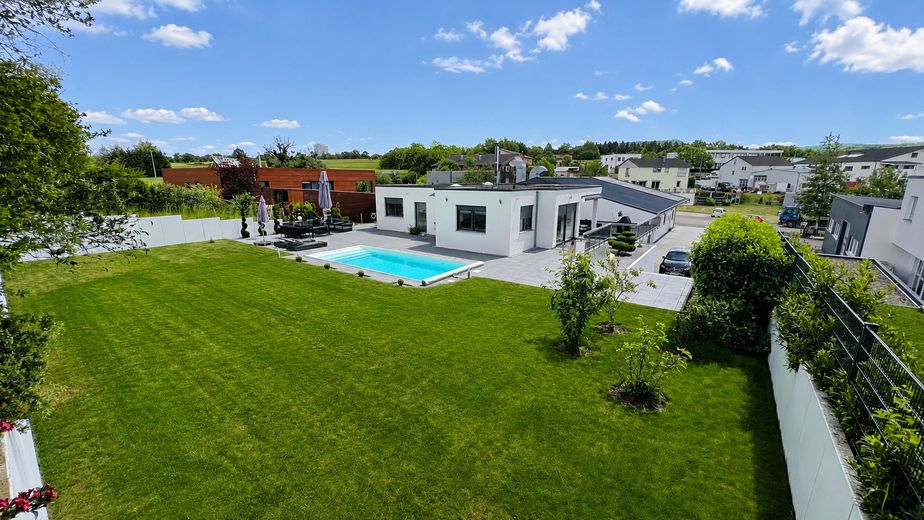 Wohnen & Arbeiten auf höchstem Niveau-voll ausgestattete Werkstatt, Pool & minimale Betriebskosten – Wohhaus und Garten