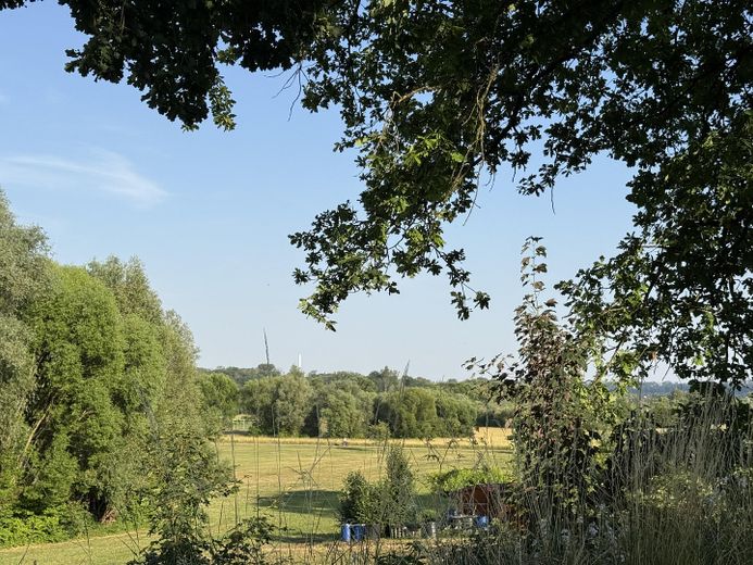 Kleines Wohnhaus mit Garten und großer Doppelgarage – Foto 2