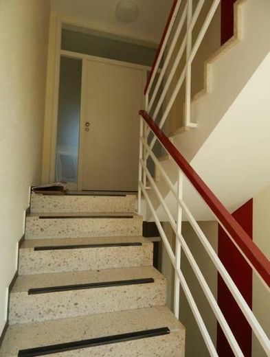 Frisch renovierte 3-Zimmer-Wohnung mit Balkon, Loggia &amp; saniertem Bad im gepflegten Zweifamilienhaus – Aufgang zur Wohnung