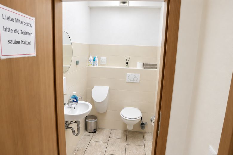 गर्म किया हुआ व्यावसायिक परिसर, लगभग 1.120 m² हॉल + कार्यालय, कारपोर्ट, 15–20 पार्किंग स्थान – Upgant-Schott – फोटो 23