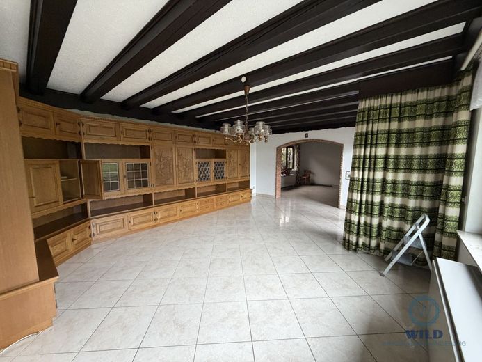 Großzügiges Einfamilienhaus mit Studio, Loggia &amp; Terrasse in Heusweiler – Wohnzimmer