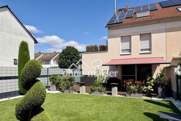 Trasferirsi e sentirsi a casa: casa a schiera di testa KfW-55 con giardino e ampia terrazza sul tetto
