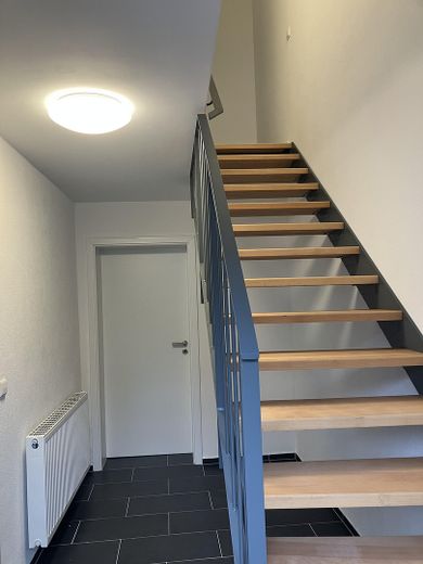 Zweitbezug nach Kernsanierung. Moderne & zentral gelegene 6-Zimmer Wohnung mit EBK – Hausflur, EG