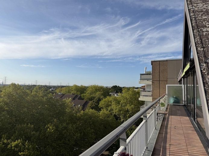 Attico su due piani con galleria e ampia terrazza sul tetto – Terrasse west
