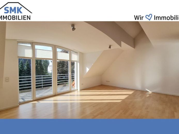 Wohnen mit besonderem Flair – Renovierte Dachgeschosswohnung mit Galerie und Tiefgaragenstellplatz! – Foto 1