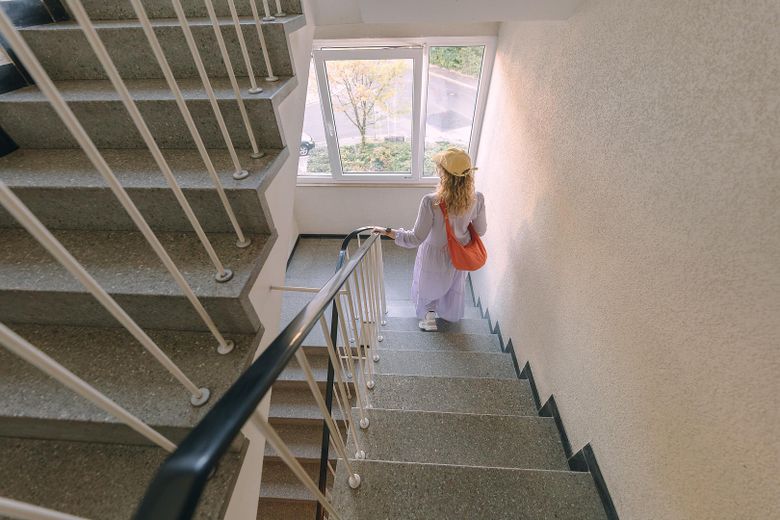 Natychmiast dostępne: piękne mieszkanie 2-pokojowe z loggią od zachodu i zmodernizowaną łazienką – Hausflur