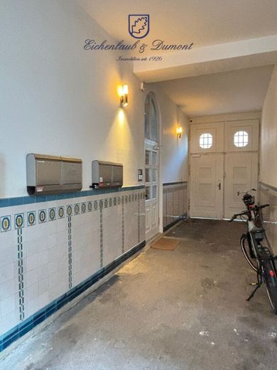 Gepflegte 4-ZKB Altbauwohnung mit Balkon im Regierungsviertel – Zugang