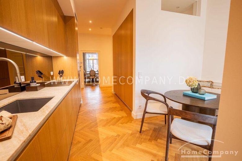 ***Klassische Eleganz in vollendeter Form – stilvoll sanierte Altbauwohnung mit Balkon in Bestlage Altbogenhausen – c16836704a5aad5bb1ecae163d09aa5e3b44f08e.jpg