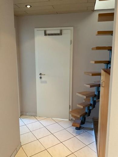 Gepflegtes Einfamilienhaus mit 2 Wohneinheiten in Hamburg-Bergedorf/Alt Nettelnburg – Flur OG /Treppe Spitzboden