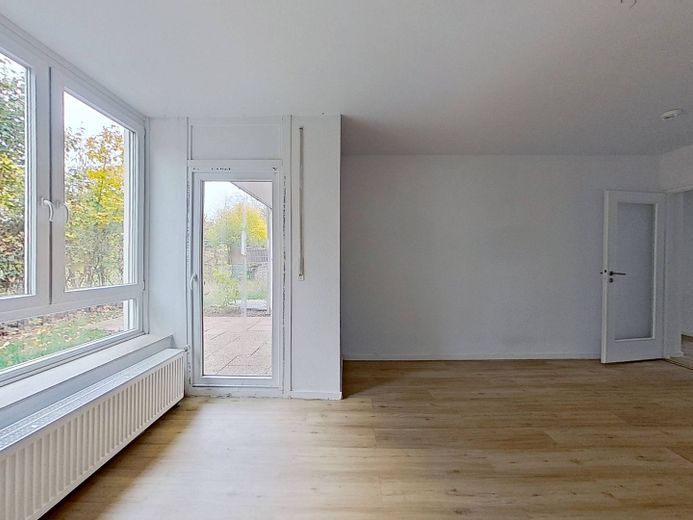 Moderne 3-Zimmer-Erdgeschosswohnung mit TERRASSE in Roding – Ansicht II: Wohn- und Esszimm…