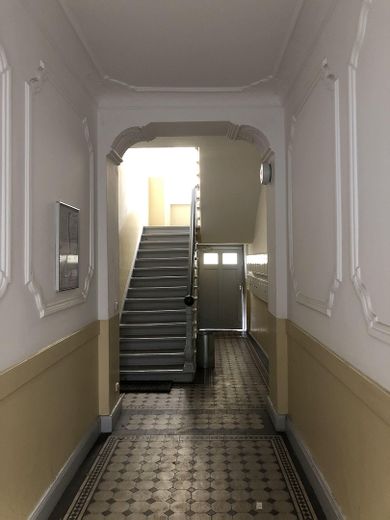 Charmante 2 Zimmer-Wohnung in unmittelbarer Nähe zum Tempelhofer Feld in Neukölln – Hausflur