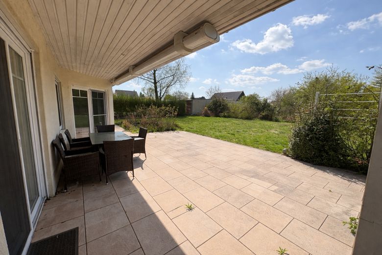Tek katta yaşam – geniş güneybatı arsaya sahip modern bungalov – Terrasse mit Gartenblick
