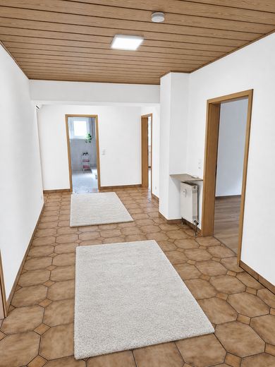 Großzügige 4-Zimmer-Wohnung mit Tageslichtbad in Neuberg-Ravolzhausen mit Klimaanlage – Flur