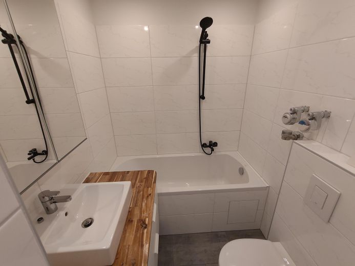 Möblierte provisionsfreie 2-Zimmerwohnung direkt am Inn – Badezimmer