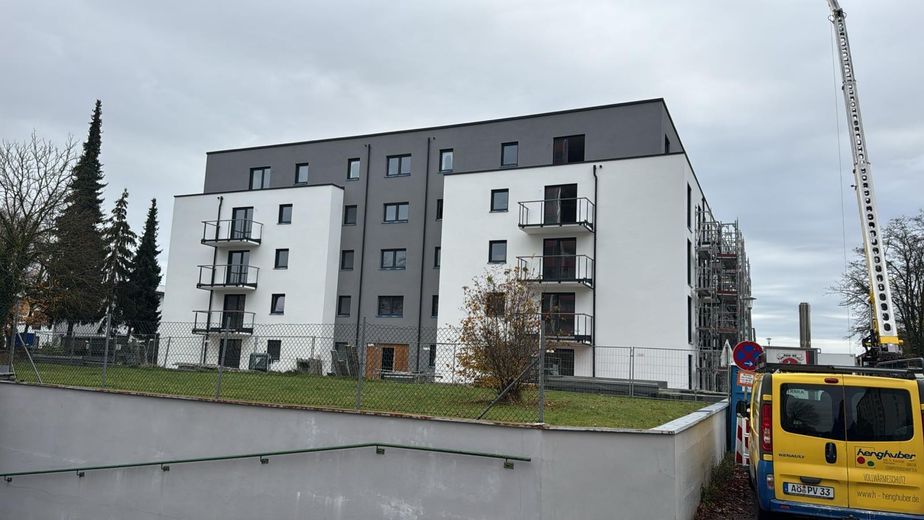 10 Mitarbeiter Wohnungen für Langzeitvermietung! Moderne 1-Zi-Wohnungen mit Balkon und Küche – Außenansicht