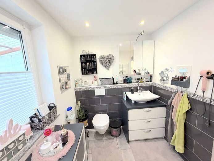 GROSSZÜGIGES MEHRGENERATIONEN HAUS IN ZENTRALER LAGE VON KREFELD – BADEZIMMER