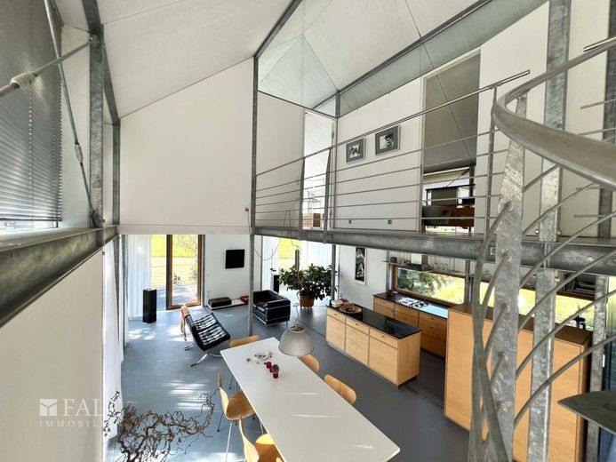 Architektonisches Meisterwerk in privilegierter Aussichtslage-Exklusives Wohnen auf höchstem Niveau – Wohnzimmer mit Galerie