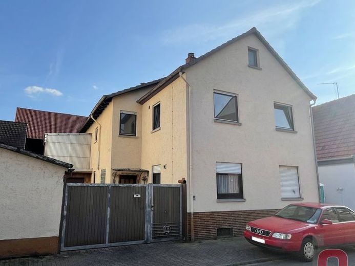 Jetzt investieren - Zentral gelegenes 2-Familienhaus mit 190m² Wohnfläche, Hof und 2 Garagen – Foto 1
